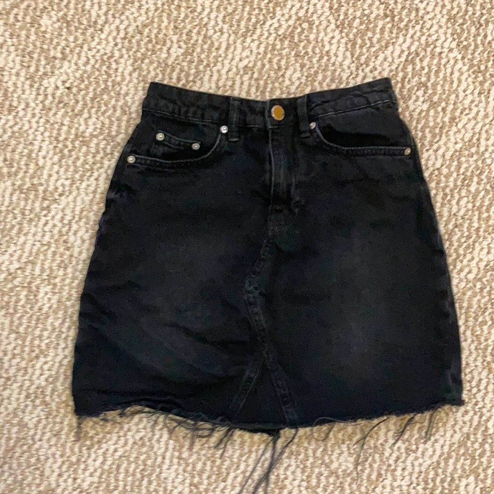 It is a black skirt from H & M with pockets.